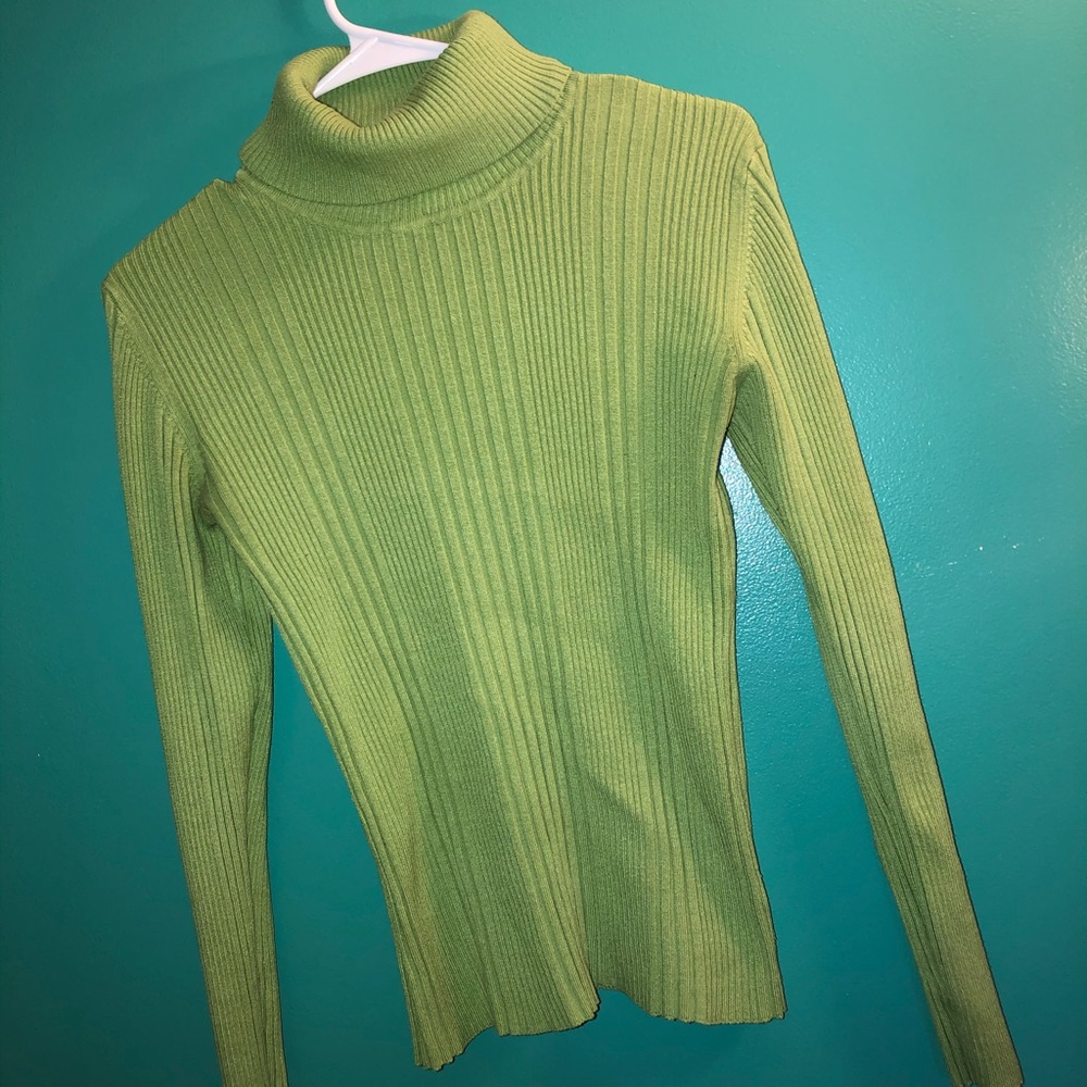 Green turtleneck shirt ☘️